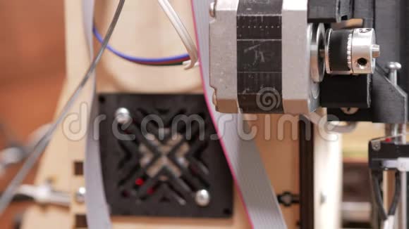 打印机特写的细节步进电机移动皮带挤出机特写视频的预览图