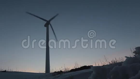 日落时一个风车视频的预览图