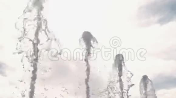 美丽的喷泉喷射特写在天空和云的背景视频的预览图