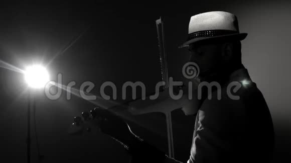 音乐家唱小提琴演奏小提琴乐器交响音乐会独奏家德托洛背景视频的预览图
