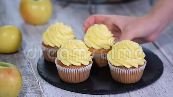 美味的自制纸杯蛋糕和黄色奶油视频的预览图