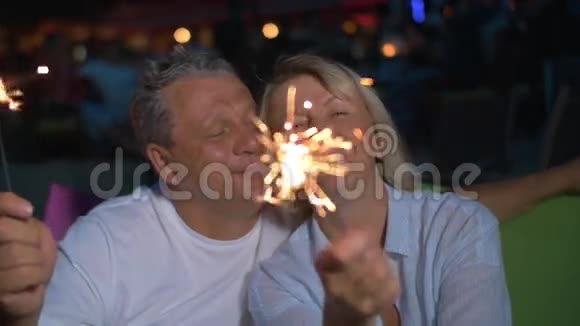 快乐的高级男人和女人与火花视频的预览图