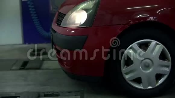 红车开进汽车修理店视频的预览图