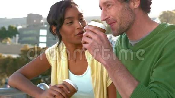 快乐的商务夫妇喝着外卖咖啡视频的预览图