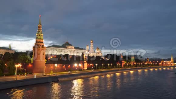 晚上莫斯科克里姆林宫围墙附近的堤岸视频的预览图