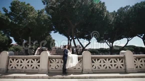 意大利罗马浪漫石桥上的婚礼情侣时髦的新郎和漂亮的新娘接吻意大利的蜜月视频的预览图