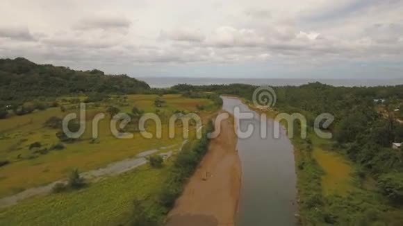 山河流入大海菲律宾卡米吉因岛视频的预览图