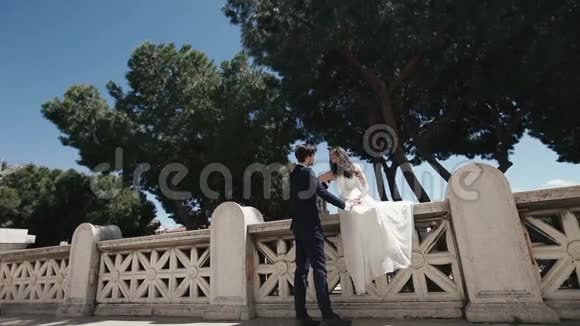 罗马浪漫石桥上的婚礼情侣时髦的新郎和漂亮的新娘接吻意大利欧洲的蜜月视频的预览图