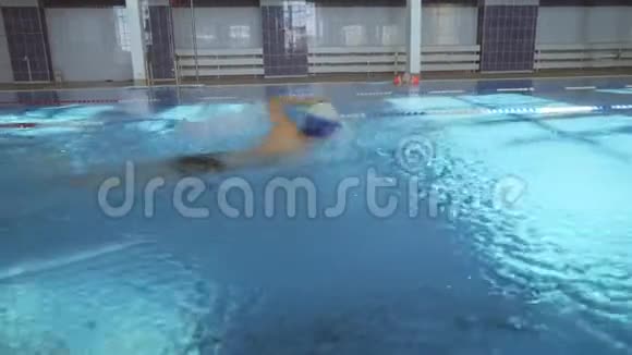 一个年轻人正在游泳池里游泳游泳训练视频的预览图