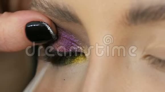 专业造型师化妆师做眼妆模特面部模特晚妆近景视频的预览图