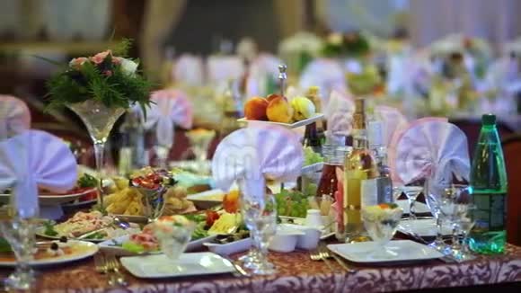 为婚宴精心布置的桌子2视频的预览图