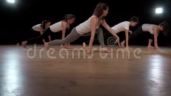 一群妇女在健身房练习瑜伽普拉提体育女学生视频的预览图