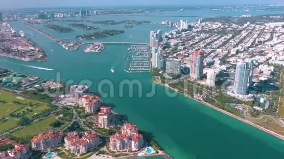 迈阿密佛罗里达州美国2019年5月空中无人机观景飞行迈阿密海滩南海滩和费舍尔岛从上面视频的预览图