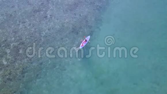 海上独木舟的空中观景视频的预览图