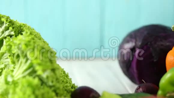 女人把南瓜和蔬菜放在桌子上视频的预览图