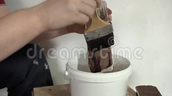 砖匠做一块装饰砖用液态油漆覆盖工件视频的预览图