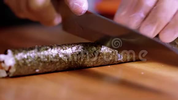 把刚做的寿司卷切成碎片亚洲餐厅视频的预览图
