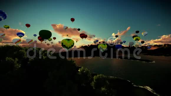 空中气球飞在湖面上环绕着群山美丽的日出相机升降视频的预览图