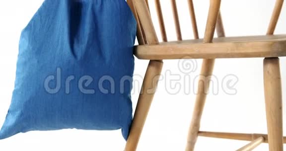 手提袋挂在椅子上视频的预览图