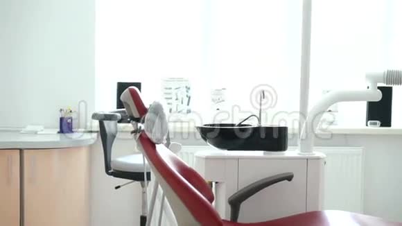 牙科诊所室内设计带椅子和工具视频的预览图