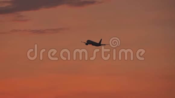 日落后起飞飞机顶着夜空视频的预览图
