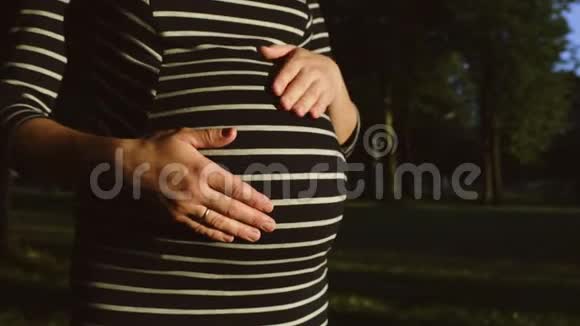 穿条纹衣服的孕妇视频的预览图