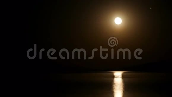 夜晚月亮升起放大视频的预览图