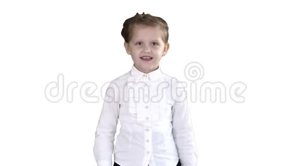 小女孩走着在白色的背景上微笑视频的预览图