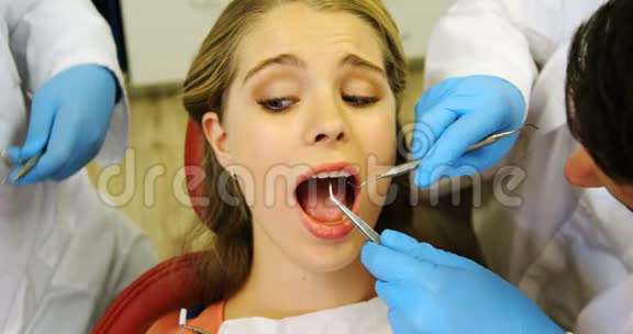 给女性病人麻醉的牙医视频的预览图