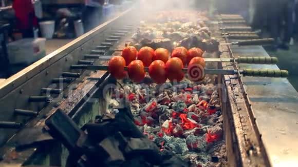 烤番茄和肉串街头美食节大型男子表演视频的预览图