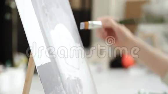 艺术家用调色板的特写画了一幅油画画笔4k20s视频的预览图