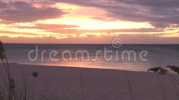 在波光粼粼的海滩上黄红的夕阳视频的预览图