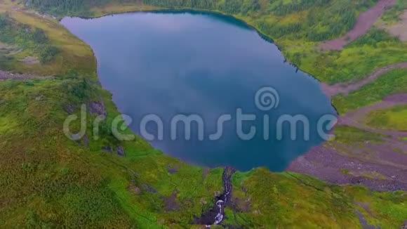 鸟瞰伊万诺夫斯基湖瀑布冰川后雨和日落前哈卡西亚共和国俄罗斯视频的预览图