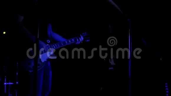 演奏红吉他的音乐家视频的预览图