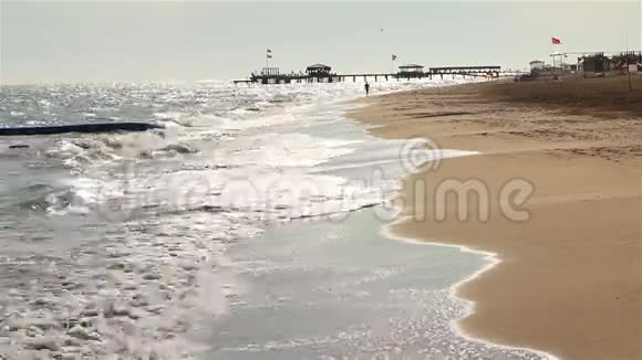 卡波圣卢卡斯附近的海洋海景大浪冲击沙岸视频的预览图