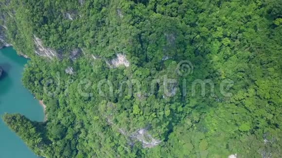 从水中升起的石灰岩岩石的鸟瞰图朱兰湖高索国家公园山顶景观视频的预览图