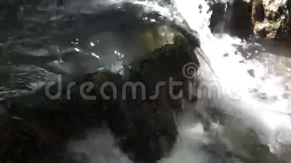 泰国克拉比省温泉溪瀑布NamtokRon瀑布视频的预览图