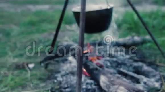 锅里的食物视频的预览图