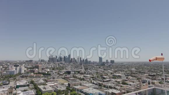 洛杉矶空中天际线城市景观观光景观办公塔拥挤的洛杉矶市中心全景潘和蒂尔特4K视频的预览图