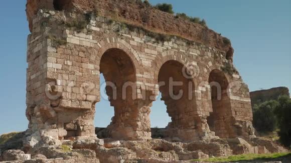 三座古拱门的缩放特拉利斯遗址艾丁土耳其4k视频的预览图