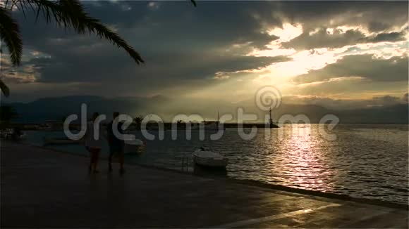 慢动作剪影人们走在海滩边视频的预览图