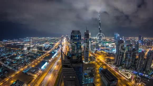 美丽的迪拜夜景天际线阿联酋世界著名摩天大楼的景色视频的预览图
