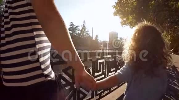下面的动作男孩和女孩牵着手视频的预览图