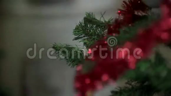 红丝带圣诞树装饰在近处视频的预览图
