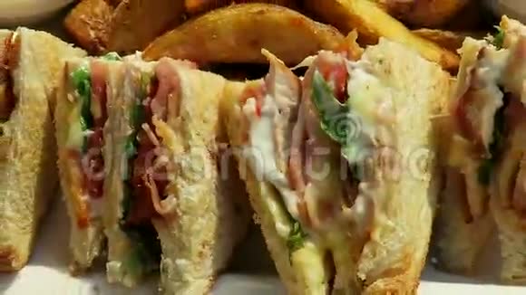 带鸡肉的俱乐部三明治带芥末和番茄酱的薯条视频的预览图