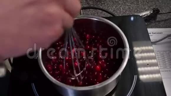 女人准备红醋栗的果酱女人做菜肴的果酱健康的饮食和烹饪理念视频的预览图