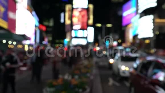 行人在城市的夜晚用灯光行走视频的预览图