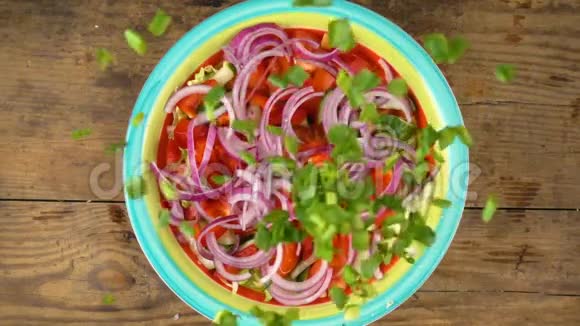 把切好的葱放在沙拉的盘子里慢动作视频的预览图