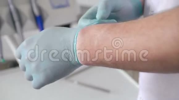 临床治疗师在病人检查后摘下医疗手套医疗保健视频的预览图