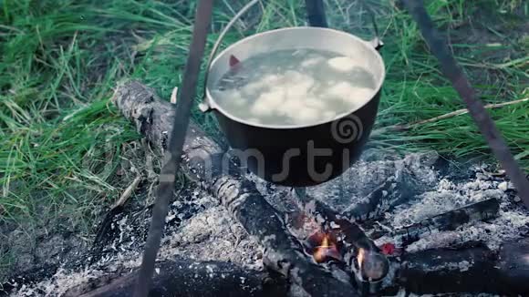 锅里的食物视频的预览图